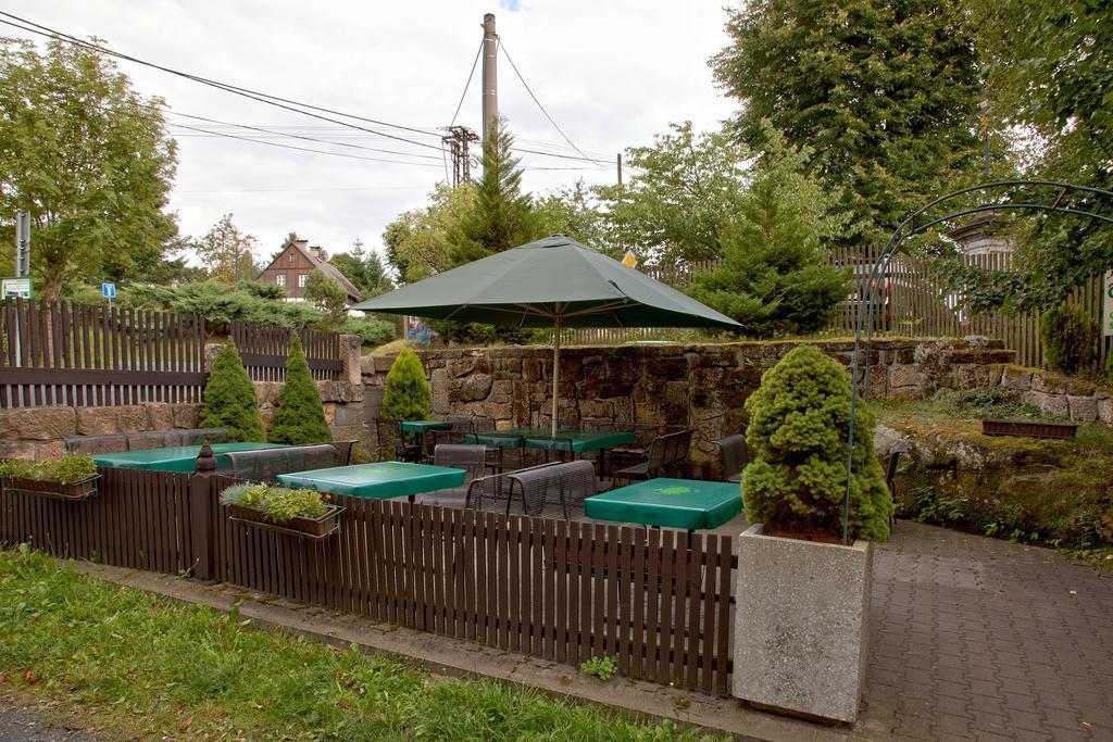 Hotel U Zeleneho Stromu - Zum Gruenen Baum Хренско Экстерьер фото
