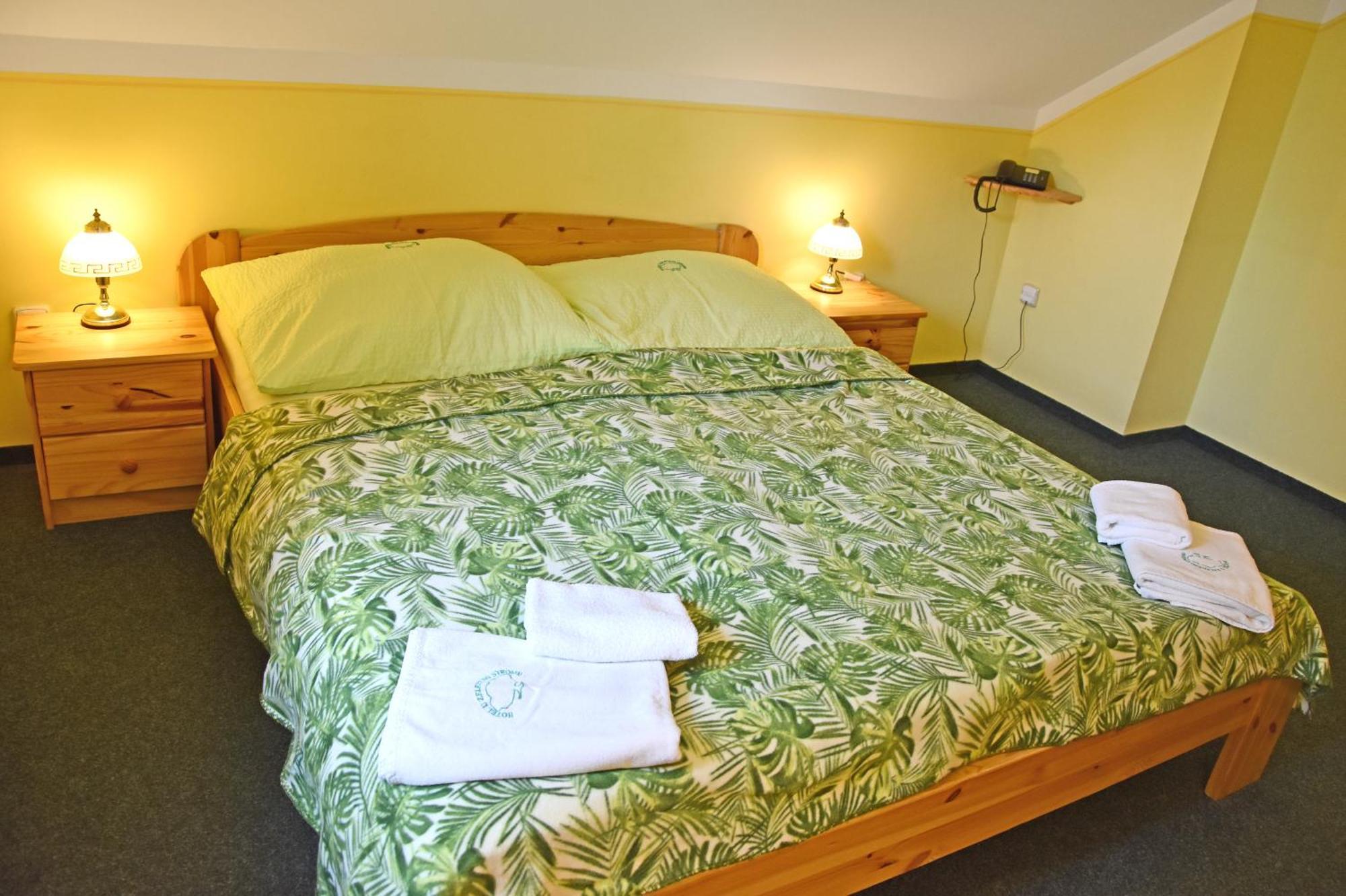Hotel U Zeleneho Stromu - Zum Gruenen Baum Хренско Экстерьер фото