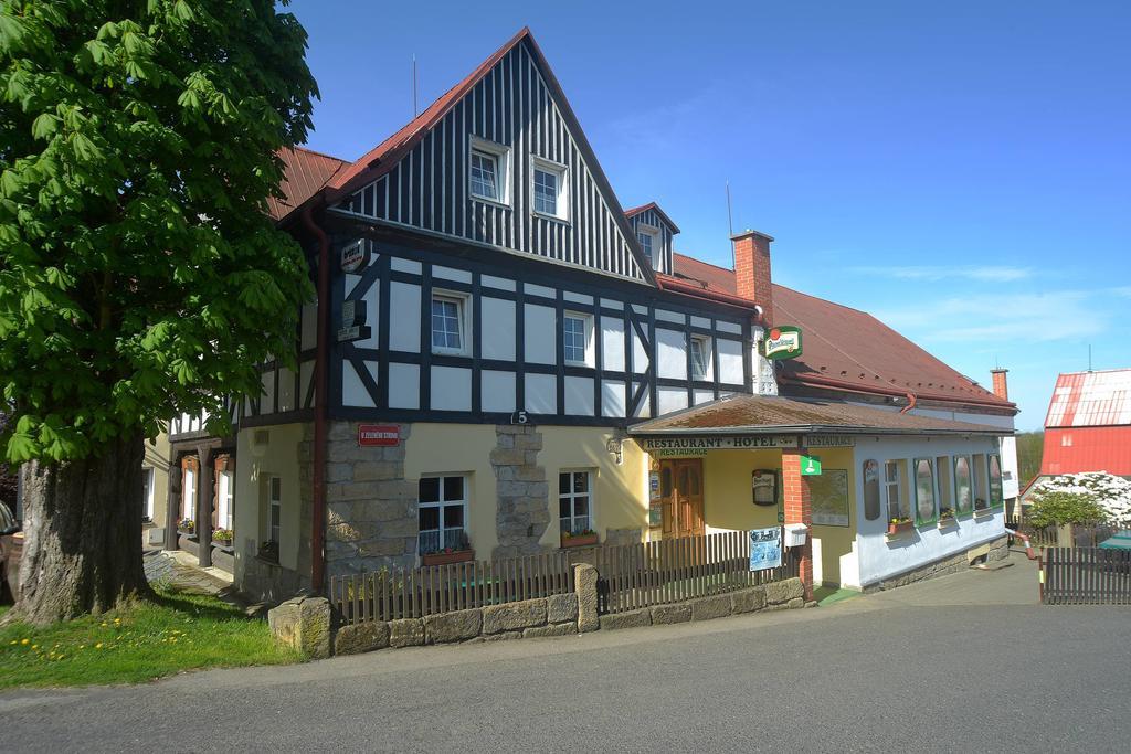 Hotel U Zeleneho Stromu - Zum Gruenen Baum Хренско Номер фото